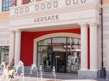 Roma, İtalya - 27 Temmuz 2019 'da. Roma 'daki Versace Mağazası