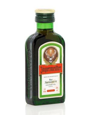 GALATI, ROMANIA - 22 Eylül 2019. 40 ml Jagermeister şişesi. Jagermeister sert bir Alman likörüdür. 