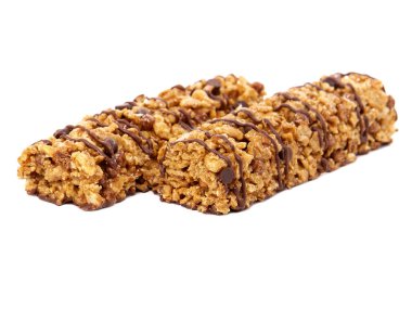 Beyaz, tatlı atıştırmalıklara izole edilmiş çikolatalı mısır gevreği.