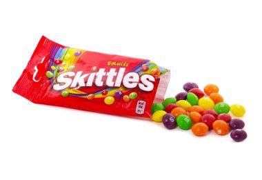 BUCHARest, Roma - 2 Mart 2019. Şekerlemeler beyazda izole edilmiş. Skittles meyve aromalı bir tatlıdır.