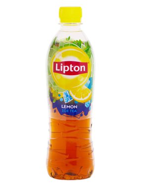 BUCHARest, Roma - 24 Mayıs 2019. Bir şişe Lipton Ice Tea Lemon beyaza izole edilmiş. Lipton, Unilever tarafından üretilen bir buzlu çay türüdür.