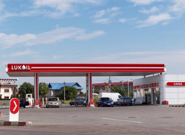 BRAILA, ROMANIA 10 Eylül 2015. Lukoil benzin istasyonu. 