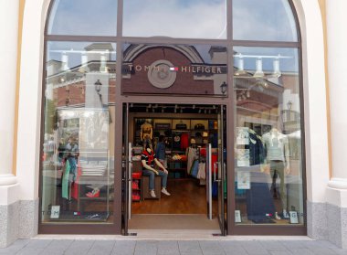 Roma, İtalya - 28 Temmuz 2019 'da. Roma, İtalya 'daki Tommy Hilfiger Mağazası