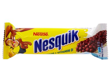 BUCHAREST, ROMANIA - 14 Nisan 2015. Nestle Nesquik mısır gevreği çubuğu beyaza izole edildi