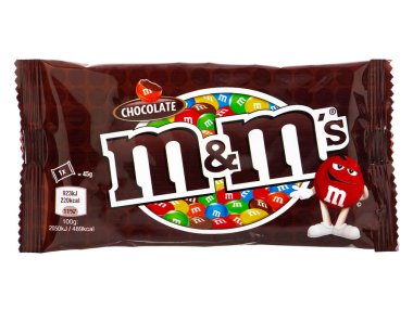 BuCHARest, Roma - 11 Mart 2019. M & M 'nin Çikolata şekerlemeleri beyaza izole edilmiş