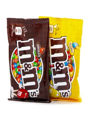 BuCHARest, Roma - 11 Mart 2019. M & M 'nin Çikolata şekerlemeleri beyaza izole edilmiş