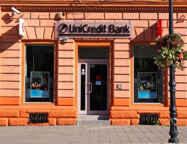 SIGHISOARA, ROMANYA - 20 AĞUSTOS 2019. Sighisoara 'daki Unicredit Banka Ajansı