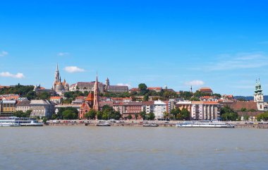 Budapeşte 'nin bir parçası olan Buda' nın panoramik manzarası Tuna Nehri üzerinde
