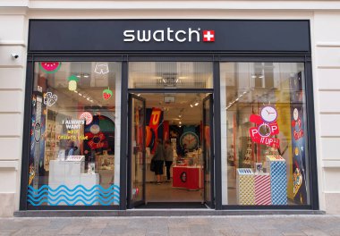 KRAKOW, POLAND - 17 Ağustos 2016. Krakow 'daki Swatch Mağazası