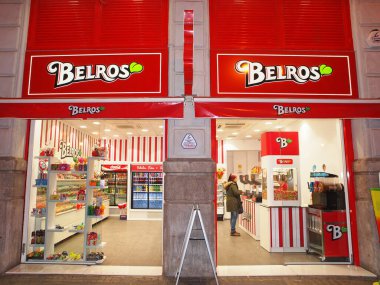 VALENCIA, İspanya - 23 Mart 2016. Valencia 'daki Belros şekerleme dükkanı. Belros İspanya 'daki en büyük şekerci zinciri..