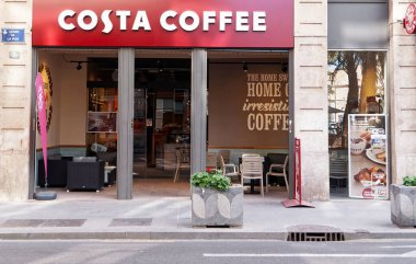 VALENCIA, İspanya - 22 Mart 2016. Valencia, İspanya 'daki Costa kahve dükkanı.