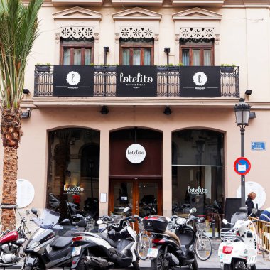 VALENCIA, İspanya - 22 Mart 2016. Valencia 'daki Otel Lotelito Odaları ve Barı. Lotelito Oteli güzel odalar, mutfaklı daireler ve restoranlara ve diğer tesislere iyi erişim olanakları sunuyor.