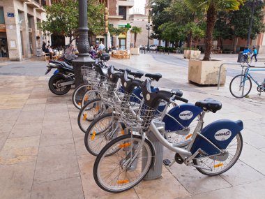 VALENCIA, İspanya - 1 Mart 2016. Valenbisi, Valencia 'da kiralık bisikletler.