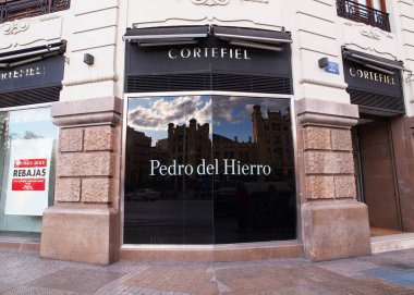 VALENCIA, İspanya - 22 Mart 2016. Valencia 'daki Cortefiel Pedro del Hierro mağazası.