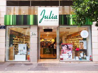 VALENCIA, İspanya - 3 Mart 2016. İnsanlar Valencia 'daki Julia Perfumeria' dan alışveriş yapıyor.