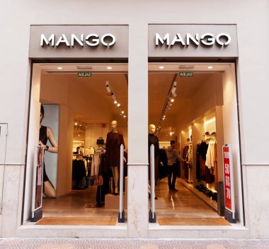 VALENCIA, İspanya - 22 Mart 2016. Mango mağazası ve Valencia 'dan alışveriş yapan insanlar., 