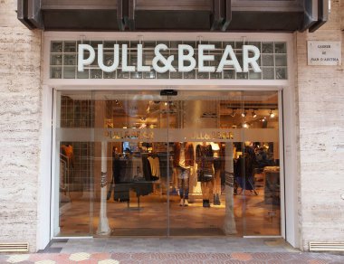 VALENCIA, İSPAN - 23 Mart 2019. Valencia 'daki & Bear perakende giyim mağazasını çek