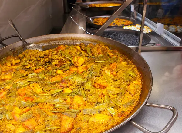 Paella Valenciana satılmaya hazır.