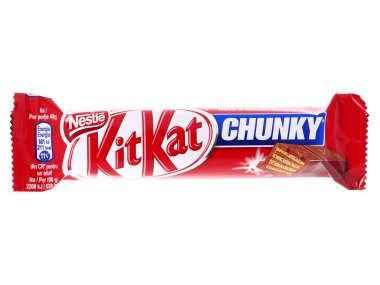 BUCHAREST, ROMANIA 16 HAZİRAN 2015. Kit Kat Chunky çikolata gofretleri beyaz üzerine izole edilmiş.