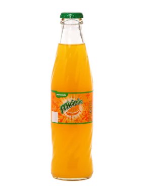 BUCHAREST, ROMANIA 23 ARALIK 2016. Mirinda cam şişesi beyaza izole edilmiş.