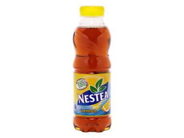 BUCHARest, Roma - 6 ARALIK 2016. Bir şişe Nestea, gerçek çay ve doğal limon aromalı ferahlatıcı bir şey. Nestea, Nestle tarafından üretilen bir buzlu çay türüdür.