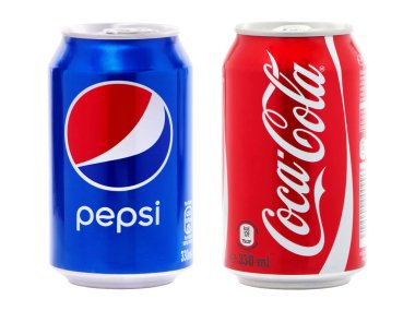 BUCHARest, Roma - 22 ARALIK 2017. Coca-Cola ve Pepsi kutuları beyaza izole edilmiş.