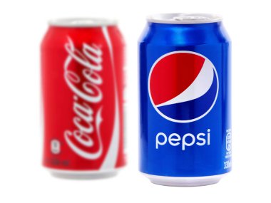 BUCHARest, Roma - 22 ARALIK 2017. Beyaz arka planda Coca-Cola ve Pepsi kutuları var. Pepsi ile tüm zamanların en büyük iş rekabetlerinden birinin simgesel bir temsili.