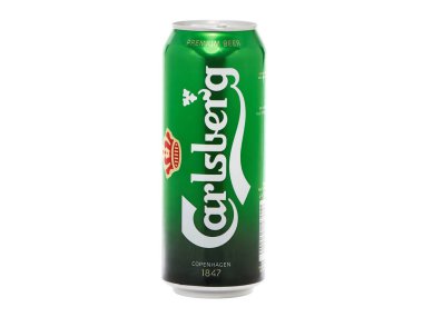 BUCHARest, Roma - 6 ARALIK 2015. Carlsberg birası beyaza izole edilmiş. Carlsberg popüler Danimarka soluk birasıdır.