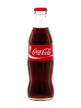 BUCHARest, Roma - 4 Ağustos 2017. Beyaz üzerine izole edilmiş 330 ml 'lik Coca-Cola cam şişe.