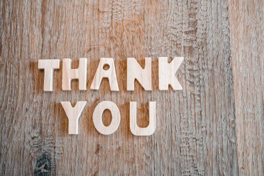 Efsaneyle ahşap harflerle yazılmış teşekkür mesajı. Teşekkür ederim.