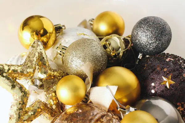 Çeşitli renklerde ve desenli süsler. Altın, gümüş ve menekşe Noel süsleme topları. Tatil hediye kartı..
