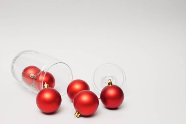 Noel süslemesi beyaz kutuda. Beyaz ve pembe, mat, parlak ve parlak süsler pembe arka plandaki mevcut kutuda. Noel hediyesi ve pastel renkli toplar. Ünlü yeni yıl bayramının kış zamanı hediye kartı..