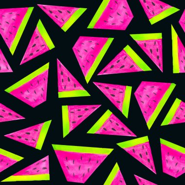 Siyah arka planda kusursuz karpuz dilimleri.