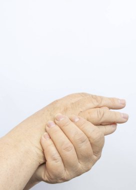 Yakın plan. Eline krem sürerken günlük rutinini yapan olgun, orta yaşlı bir kadın. Yaşlanma önleyici cilt bakımı. Spa tedavileri