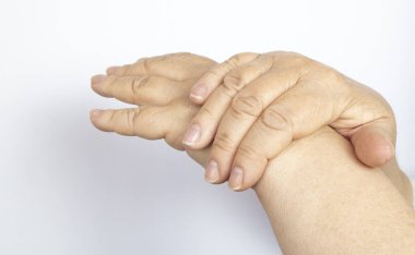 Yakın plan. Eline krem sürerken günlük rutinini yapan olgun, orta yaşlı bir kadın. Yaşlanma önleyici cilt bakımı. Spa tedavileri