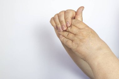 Yakın plan. Eline krem sürerken günlük rutinini yapan olgun, orta yaşlı bir kadın. Yaşlanma önleyici cilt bakımı. Spa tedavileri