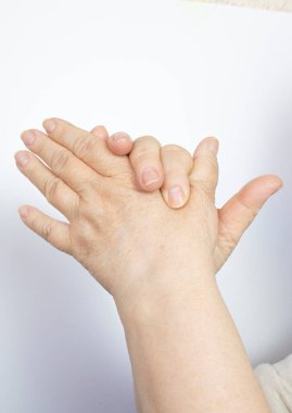 Yakın plan. Eline krem sürerken günlük rutinini yapan olgun, orta yaşlı bir kadın. Yaşlanma önleyici cilt bakımı. Spa tedavileri