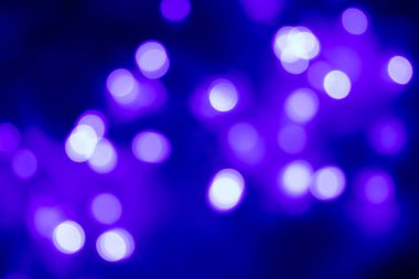 Doğal bokeh ve parlak ışıklar. Renkli bokeh ile klasik büyülü arka plan. Noel ışıkları.