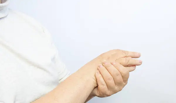 Yakın plan. Eline krem sürerken günlük rutinini yapan olgun, orta yaşlı bir kadın. Yaşlanma önleyici cilt bakımı. Spa tedavileri