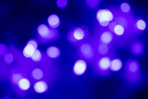 Doğal bokeh ve parlak ışıklar. Renkli bokeh ile klasik büyülü arka plan. Noel ışıkları.