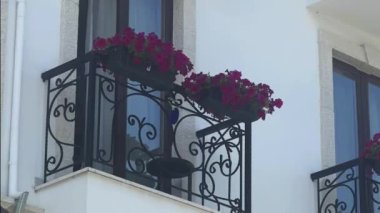 Avrupa 'da çok güzel balkonları olan güzel bir yer. Balkonlarda çiçekler var.,