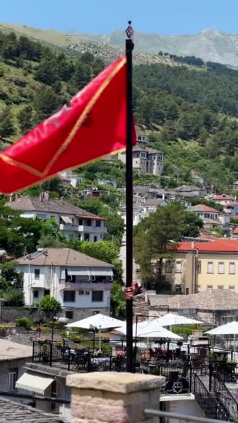 Gjirokastra Albania Marzo 2024 Bandera Nacional Albania Ondeando Sobre Cielo — Vídeos de Stock