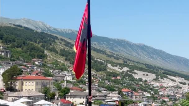 アルバニアは晴れた日 ジロカスターの歴史的なエリアの美しい景色 アルバニアの国旗とビデオの最後にモスクのビュー — ストック動画