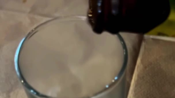 Gjirokaster 阿尔巴尼亚2024年4月9日Korca黑啤酒正宗的阿尔巴尼亚啤酒往杯子里倒啤酒 — 图库视频影像