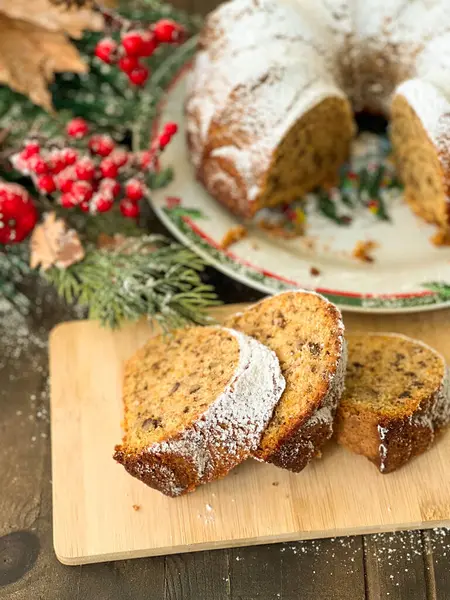 Ahşap masada fındıklı noel pastası. Yüksek kalite fotoğraf