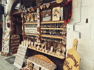  Cirokaster, Arnavutluk - 15 Nisan 2024 Satılık el yapımı eşyalar, Arnavutluk 'tan hatıra 