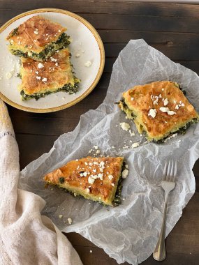 Ispanaklı börek. Geleneksel albanya mutfağı. Kahvaltıda yapılan ıspanaklı turta. 