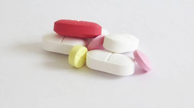 Comprimidos genricos de distintos tamaos formas y colores sobre fondo blanco
