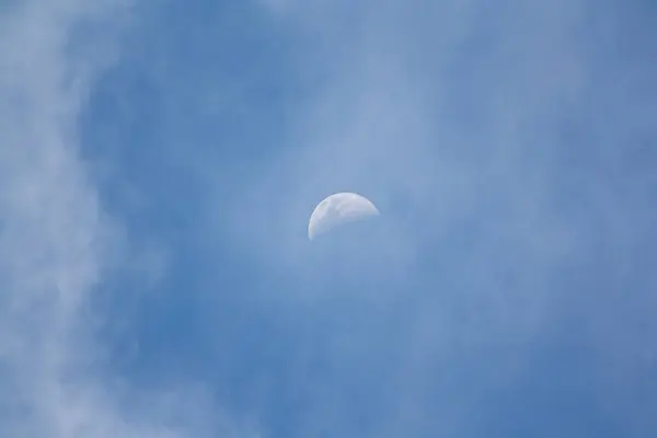 Günün güzel yarım ayı İnce bulutlarla çevrili