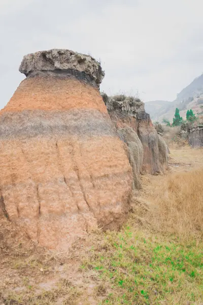 Hiçliğin ortasındaki büyük bir kaya parçası.